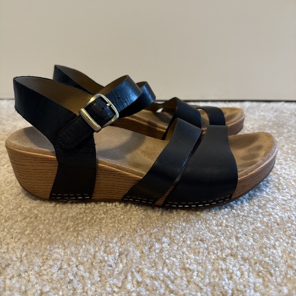Dansko Women’s Lindsay Wedge Sandals - Picture 4 of 8